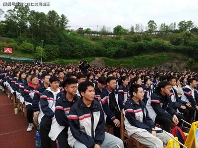 四川广安:榜样引领,北大才子莅临武胜中学开展励志报告