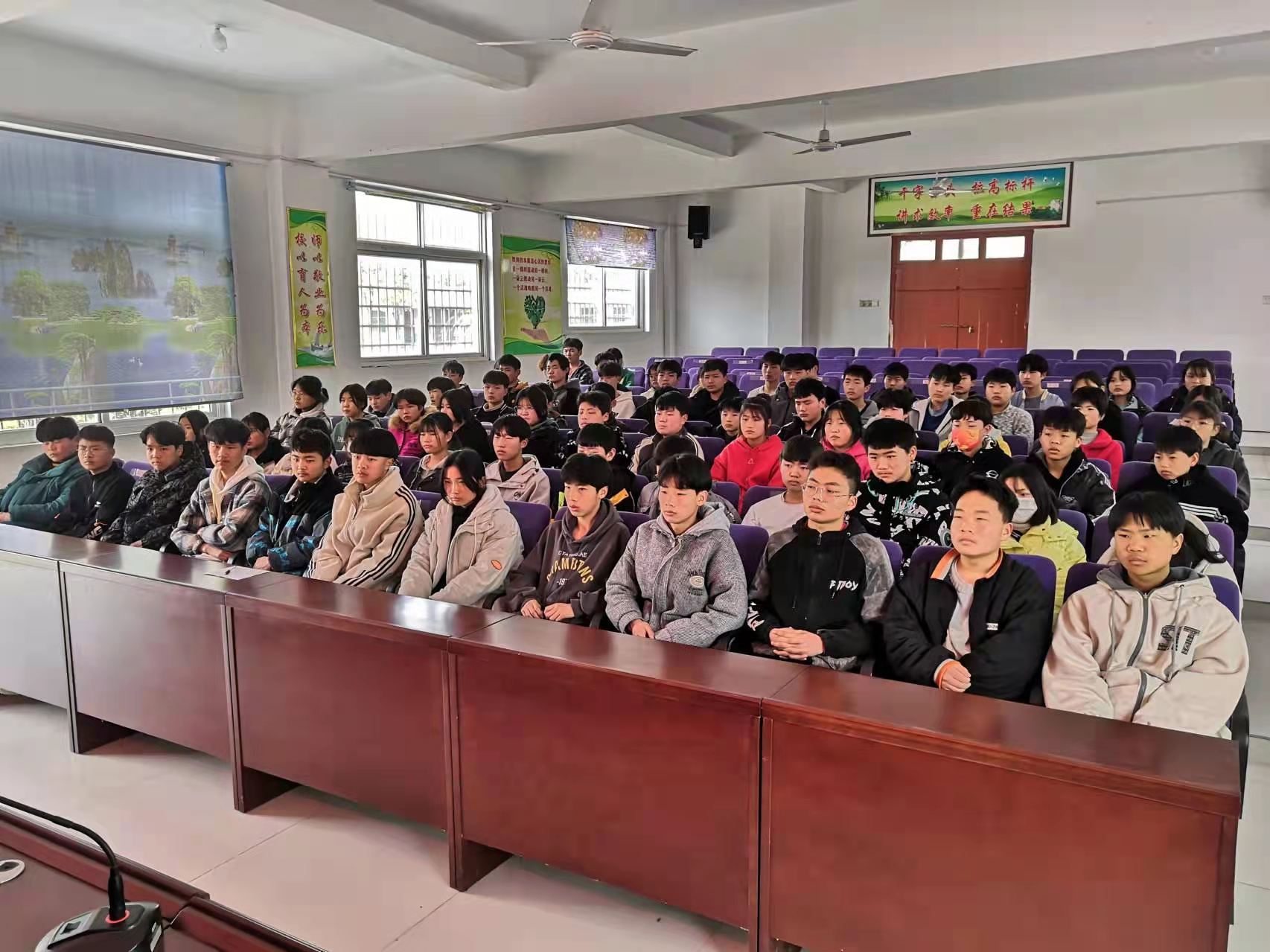 新野县溧河铺镇初级中学成功召开新一届学生会成立大会